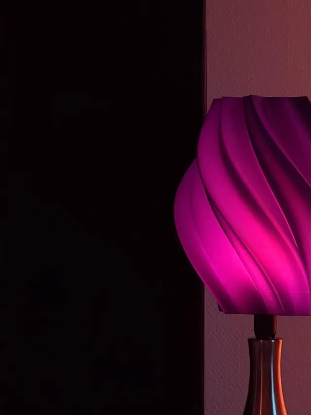 SPIRA — Impression 3D · PLA translucide · pied métal